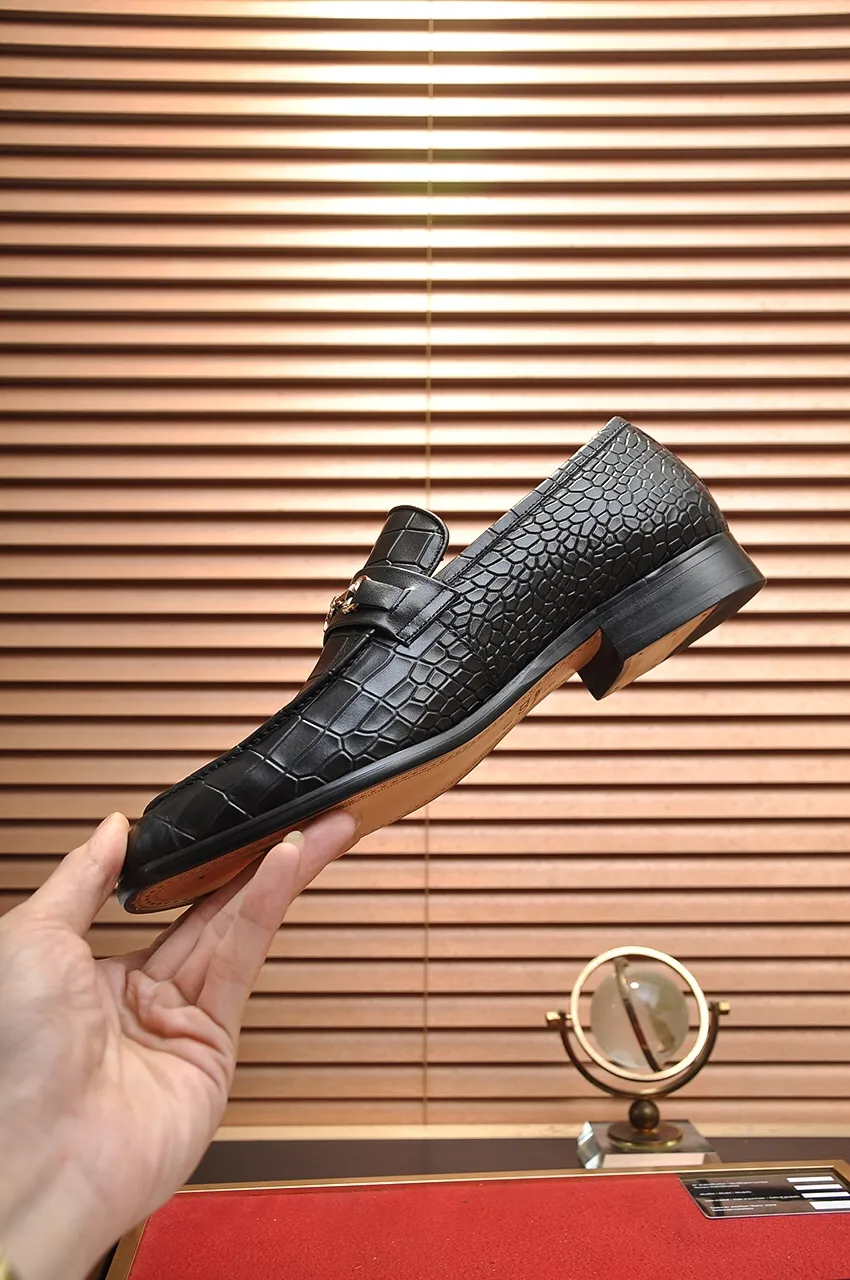 Men's shoes💰500💶Italy's top luxury men's shoe giant (GUCCI) (Gucci) (full cowhide lining) new arrival🍃Original European style🔰 Pleasant to the eye😍In order to make the shoes more durable and non-deformable🌀The production continues to follow traditional methods but there is still no lack of innovation💪Choose original sheepskin for the leather♻️ Smooth and natural And extra bright ⭐Made of imported cowhide, the first choice of rich people 38-45 (45 customized)